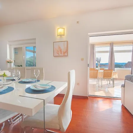 Penthouse Lux Mareta