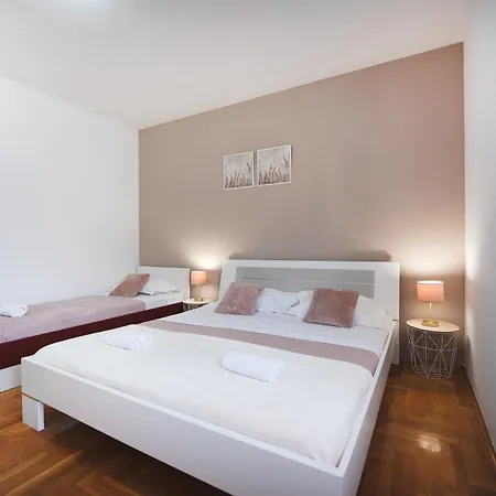 Penthouse Lux Mareta *