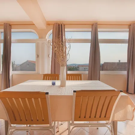 Penthouse Lux Mareta *