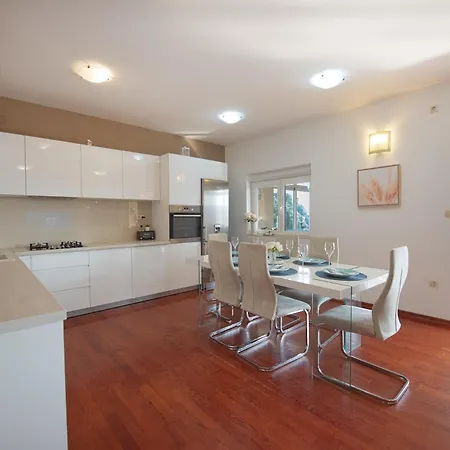 Penthouse Lux Mareta *