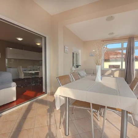 Penthouse Lux Mareta *